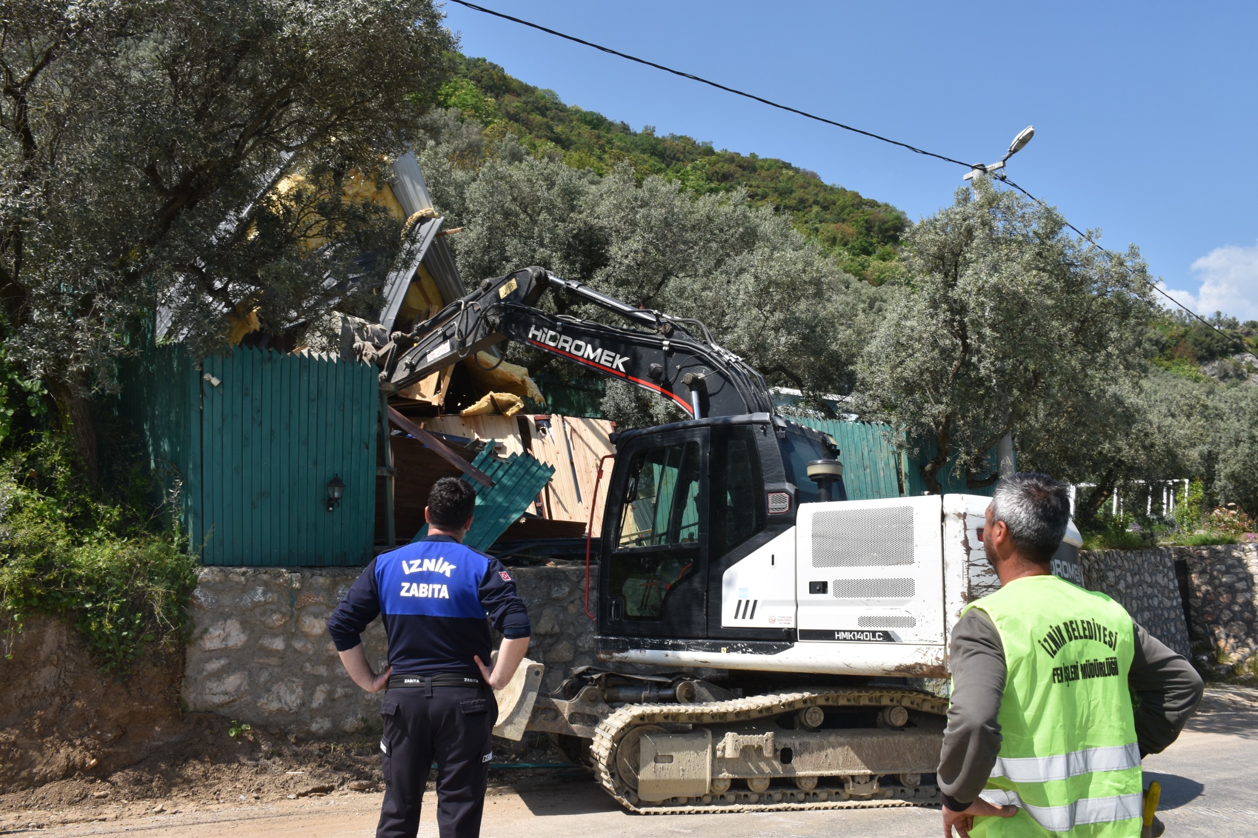İznik’te yıkımlar devam ediyor İlçemizde tarım alanlarına kaçak olarak yapılan