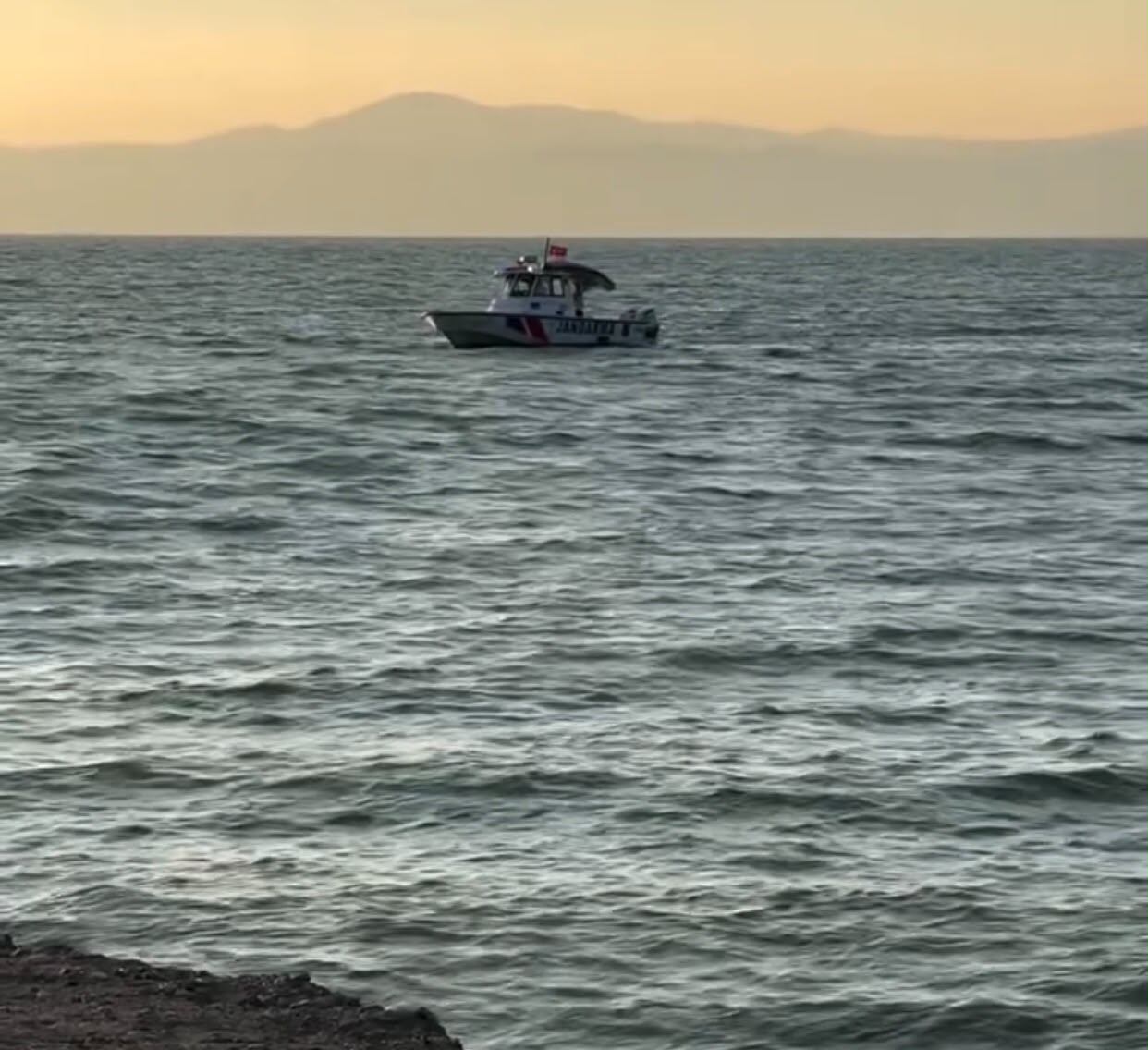 Bursa’nın İznik ilçesinde, oğluyla birlikte serinlemek için İznik Gölü’ne giren