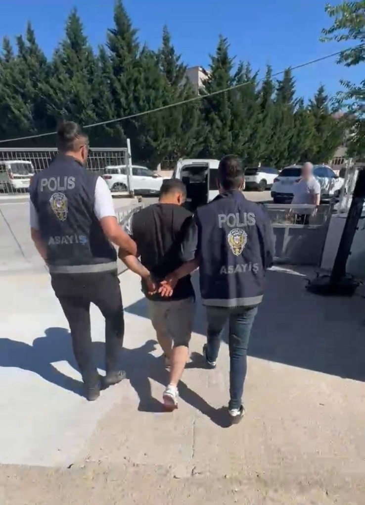 Bursa’da Aranan Şahıslara Yönelik Operasyonlarda 3 Firari Yakalandı. Bursa Emniyet